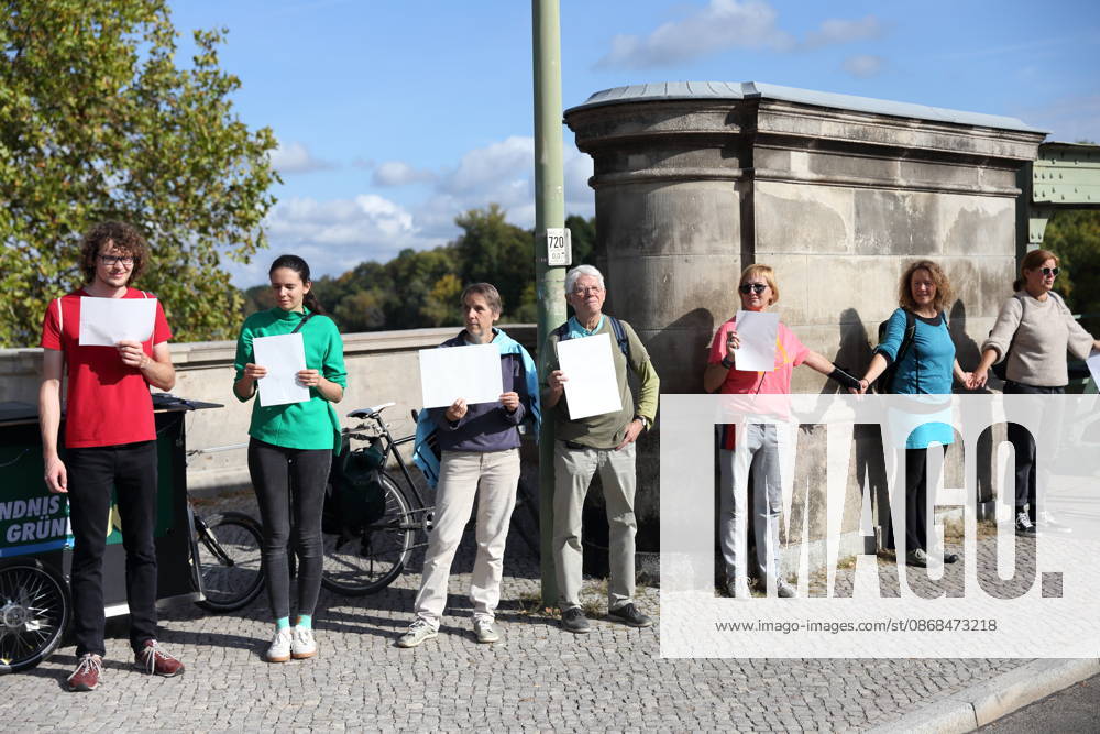 Demonstranten während einer Menschenkette für Klimaschutz und Demokratie auf der Glienicker Brücke in Potsdam, 3. Oktober 2026. Es brennt! Menschenkette Potsdam
