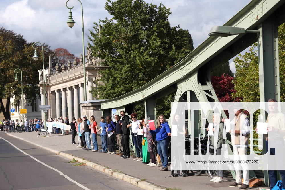 Demonstranten während einer Menschenkette für Klimaschutz und Demokratie auf der Glienicker Brücke in Potsdam, 3. Oktober 2026. Es brennt! Menschenkette Potsdam