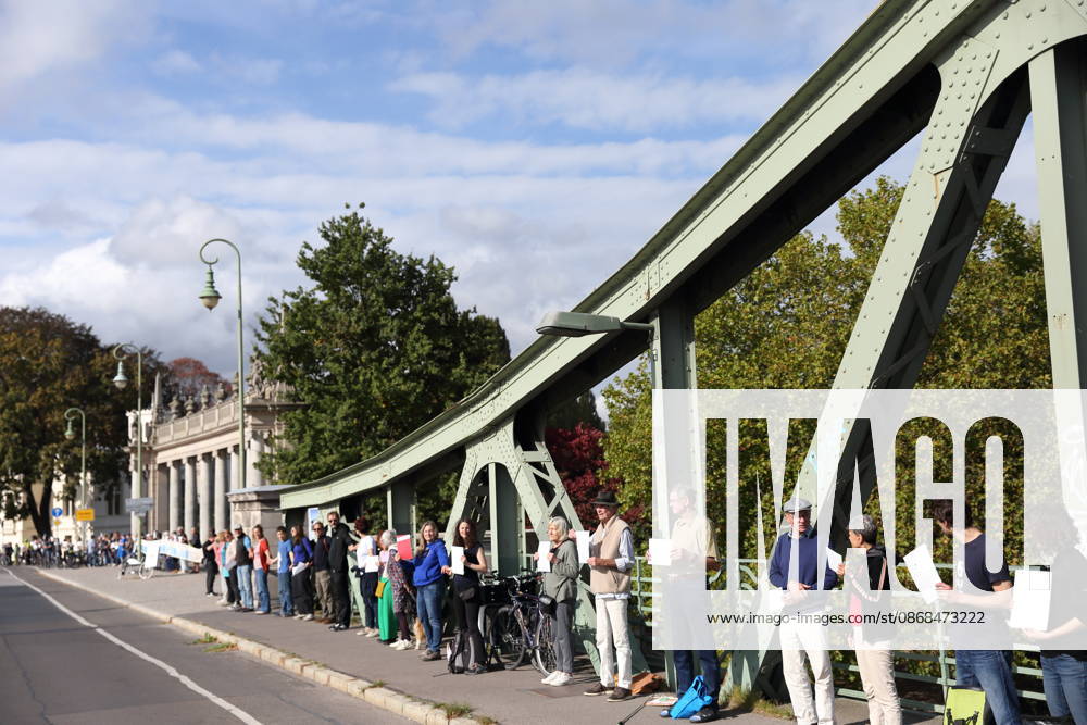 Demonstranten während einer Menschenkette für Klimaschutz und Demokratie auf der Glienicker Brücke in Potsdam, 3. Oktober 2026. Es brennt! Menschenkette Potsdam