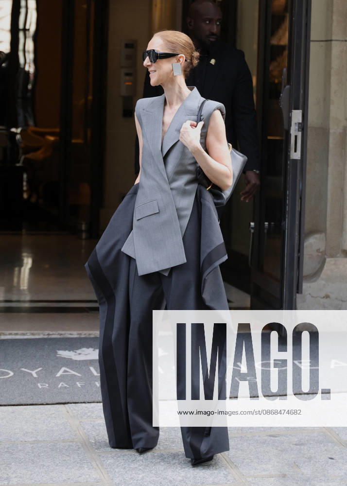 Céline Dion leaves the Royal Monceau hotel in Paris on October 3, 2026. Denis Guignebourg, Bestimage. Céline Dion leaves the Royal Monceau hotel in Paris on October 3, 2026. Paris, France