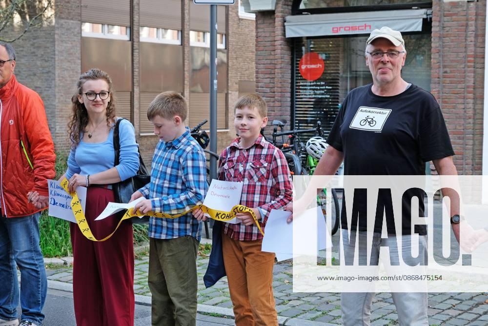 Es brennt! Menschenkette. Aachen, 03.10.2026: Menschenkette der bundesweiten Aktion Es brennt! Die Aachener Menschenkette soll vom Domhof durch die Innenstadt bis nach Kelmis, Belgien reichen. Nach Schätzungen beteiligten sich etwa 3000 Menschen aus verschiedenen Organisationen und Parteien. Aachen Jakobstraße NRW Deutschland