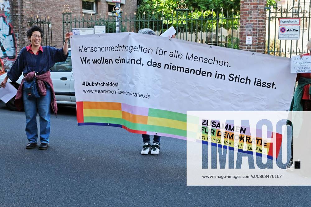 Es brennt! Menschenkette. Aachen, 03.10.2026: Menschenkette der bundesweiten Aktion Es brennt! Die Aachener Menschenkette soll vom Domhof durch die Innenstadt bis nach Kelmis, Belgien reichen. Nach Schätzungen beteiligten sich etwa 3000 Menschen aus verschiedenen Organisationen und Parteien. Aachen Jakobstraße NRW Deutschland
