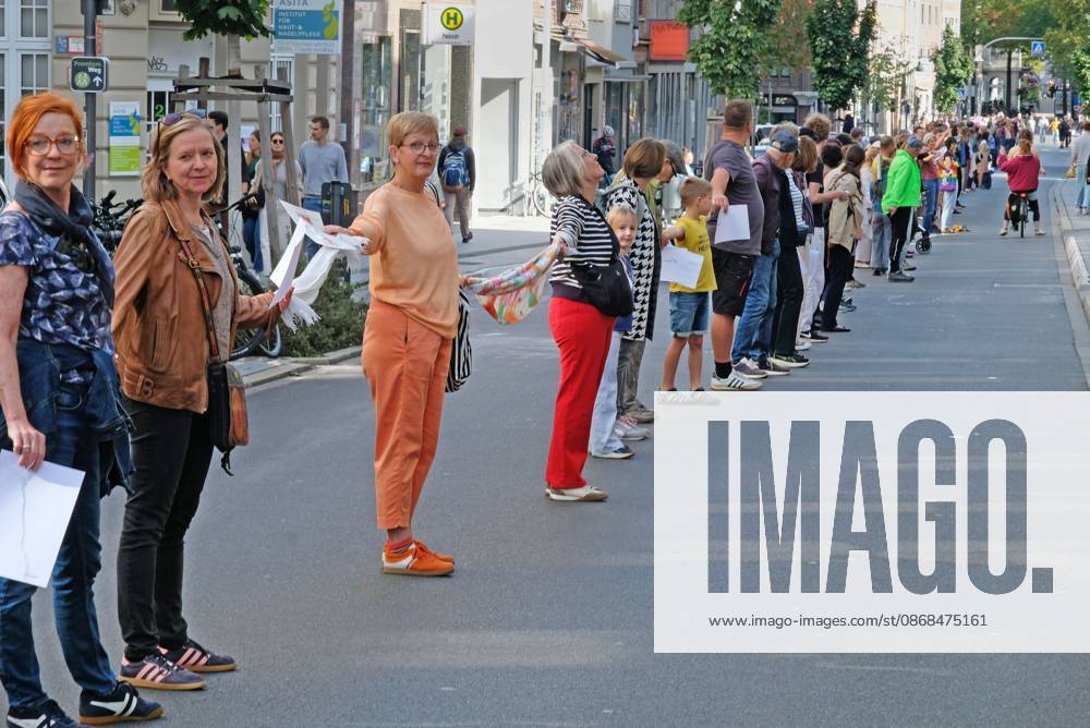 Es brennt! Menschenkette. Aachen, 03.10.2026: Menschenkette der bundesweiten Aktion Es brennt! Die Aachener Menschenkette soll vom Domhof durch die Innenstadt bis nach Kelmis, Belgien reichen. Nach Schätzungen beteiligten sich etwa 3000 Menschen aus verschiedenen Organisationen und Parteien. Aachen Jakobstraße NRW Deutschland