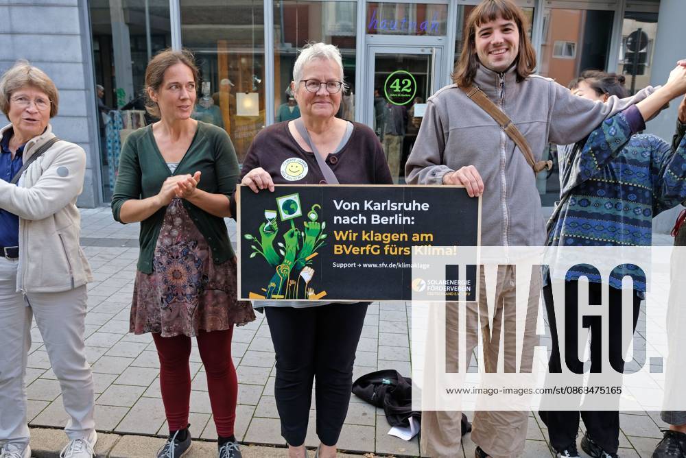 Es brennt! Menschenkette. Aachen, 03.10.2026: Menschenkette der bundesweiten Aktion Es brennt! Die Aachener Menschenkette soll vom Domhof durch die Innenstadt bis nach Kelmis, Belgien reichen. Nach Schätzungen beteiligten sich etwa 3000 Menschen aus verschiedenen Organisationen und Parteien. Teilnehmer des Solarenergie-Fördervereins. Aachen Jakobstraße NRW Deutschland