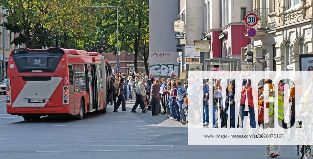 Es brennt! Menschenkette. Aachen, 03.10.2026: Menschenkette der bundesweiten Aktion Es brennt! Die Aachener Menschenkette soll vom Domhof durch die Innenstadt bis nach Kelmis, Belgien reichen. Nach Schätzungen beteiligten sich etwa 3000 Menschen aus verschiedenen Organisationen und Parteien. Aachen Jakobstraße Karlsgraben NRW Deutschland