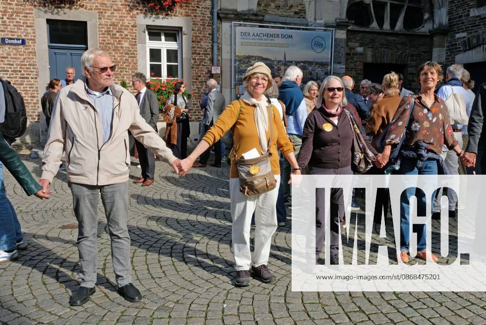 Es brennt! Menschenkette. Aachen, 03.10.2026: Menschenkette der bundesweiten Aktion Es brennt! Die Aachener Menschenkette soll vom Domhof durch die Innenstadt bis nach Kelmis, Belgien reichen. Nach Schätzungen beteiligten sich etwa 3000 Menschen aus verschiedenen Organisationen und Parteien. Aachen Domhof NRW Deutschland