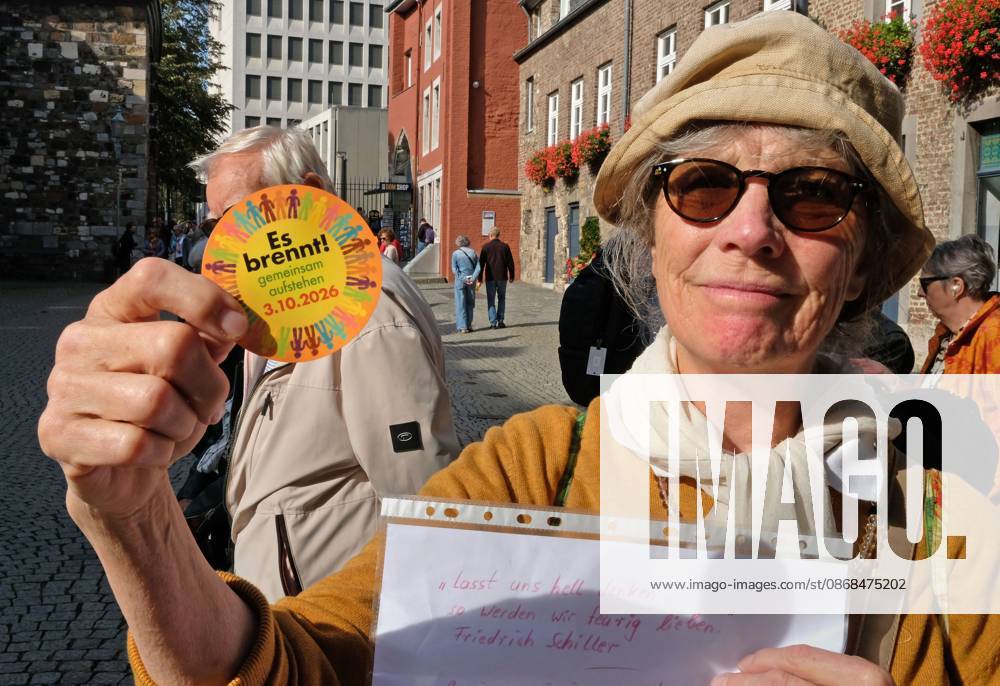 Es brennt! Menschenkette. Aachen, 03.10.2026: Menschenkette der bundesweiten Aktion Es brennt! Die Aachener Menschenkette soll vom Domhof durch die Innenstadt bis nach Kelmis, Belgien reichen. Nach Schätzungen beteiligten sich etwa 3000 Menschen aus verschiedenen Organisationen und Parteien. Aachen Domhof NRW Deutschland