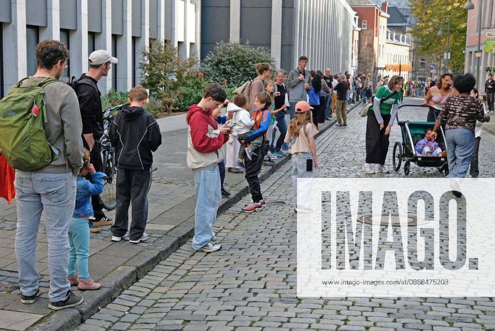 Es brennt! Menschenkette. Aachen, 03.10.2026: Menschenkette der bundesweiten Aktion Es brennt! Die Aachener Menschenkette soll vom Domhof durch die Innenstadt bis nach Kelmis, Belgien reichen. Nach Schätzungen beteiligten sich etwa 3000 Menschen aus verschiedenen Organisationen und Parteien. Aachen Innenstadt Rennbahn NRW Deutschland