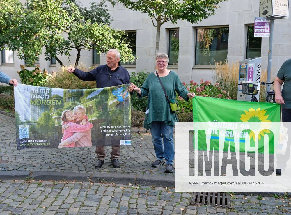 Es brennt! Menschenkette. Aachen, 03.10.2026: Menschenkette der bundesweiten Aktion Es brennt! Die Aachener Menschenkette soll vom Domhof durch die Innenstadt bis nach Kelmis, Belgien reichen. Nach Schätzungen beteiligten sich etwa 3000 Menschen aus verschiedenen Organisationen und Parteien. Reiner Priggen (Ex-MdL NRW) und Gisela Nacken (Ex-Beigeordnete der Stadt Aachen) mit Banner Bündnis 90 Die Grünen und Omas for future. Aachen Klappergasse NRW Deutschland