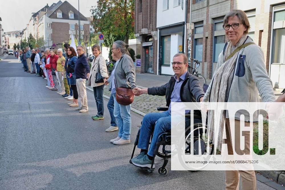 Es brennt! Menschenkette. Aachen, 03.10.2026: Menschenkette der bundesweiten Aktion Es brennt! Die Aachener Menschenkette soll vom Domhof durch die Innenstadt bis nach Kelmis, Belgien reichen. Nach Schätzungen beteiligten sich etwa 3000 Menschen aus verschiedenen Organisationen und Parteien. Aachen Jakobstraße NRW Deutschland