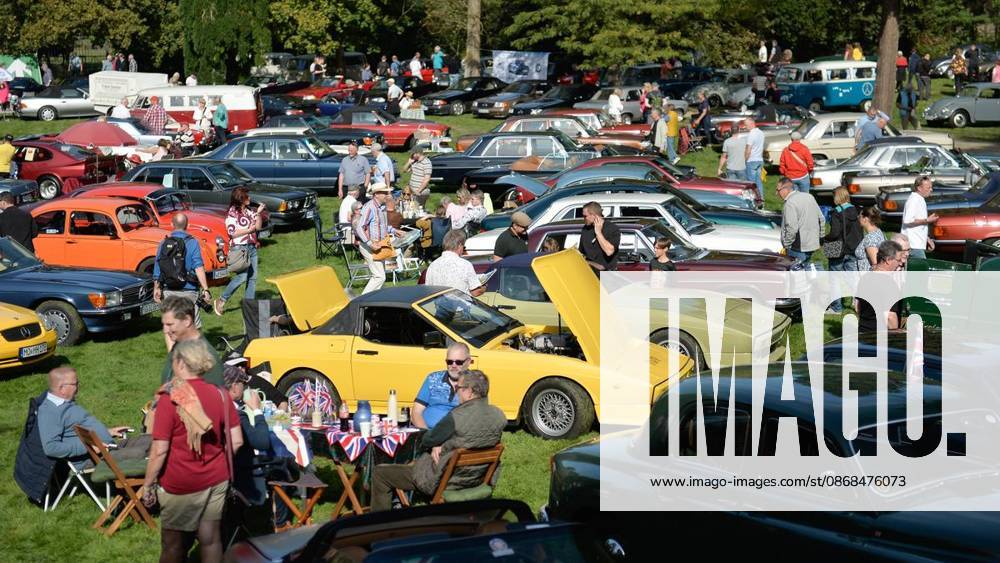Bürger genießen am Samstag, den 03.10.2026, das Old- und Youngtimer-Treffen auf Schloss Lauersfort in Mores. Deutschland NRW Moers