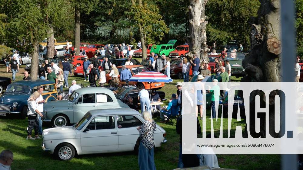 Bürger genießen am Samstag, den 03.10.2026, das Old- und Youngtimer-Treffen auf Schloss Lauersfort in Mores. Deutschland NRW Moers