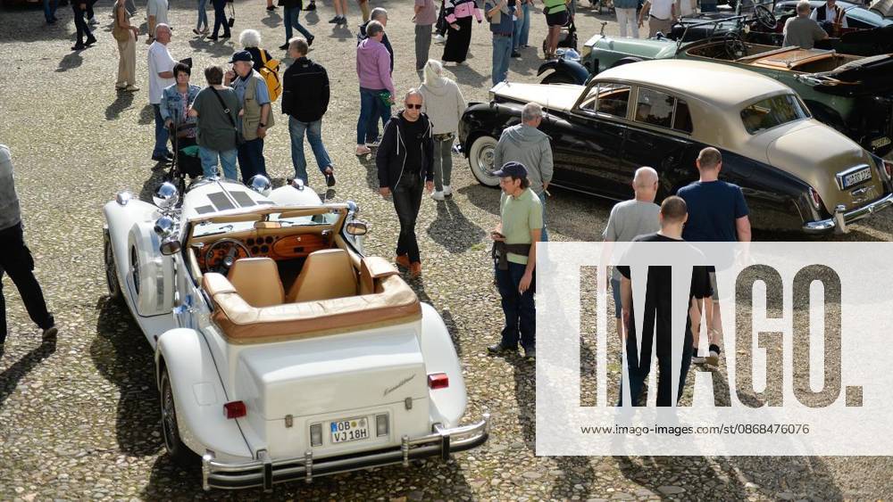 Bürger genießen am Samstag, den 03.10.2026, das Old- und Youngtimer-Treffen auf Schloss Lauersfort in Mores. Deutschland NRW Moers