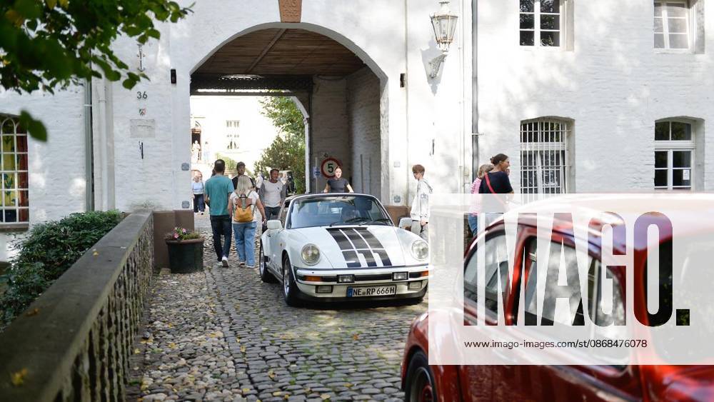Bürger genießen am Samstag, den 03.10.2026, das Old- und Youngtimer-Treffen auf Schloss Lauersfort in Mores. Deutschland NRW Moers