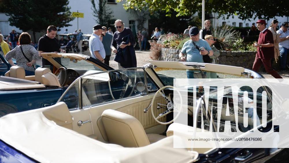 Bürger genießen am Samstag, den 03.10.2026, das Old- und Youngtimer-Treffen auf Schloss Lauersfort in Mores. Deutschland NRW Moers