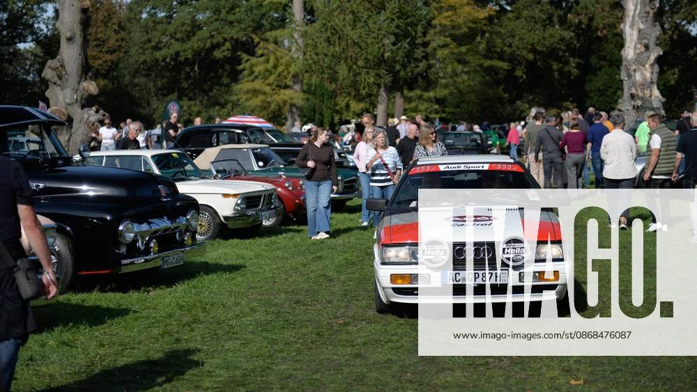 Bürger genießen am Samstag, den 03.10.2026, das Old- und Youngtimer-Treffen auf Schloss Lauersfort in Mores. Deutschland NRW Moers