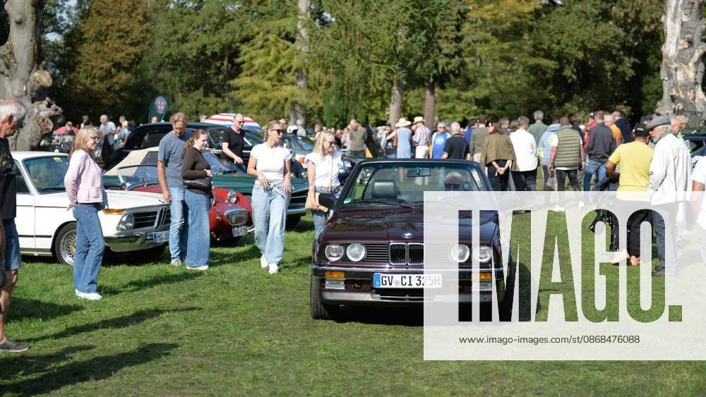 Bürger genießen am Samstag, den 03.10.2026, das Old- und Youngtimer-Treffen auf Schloss Lauersfort in Mores. Deutschland NRW Moers