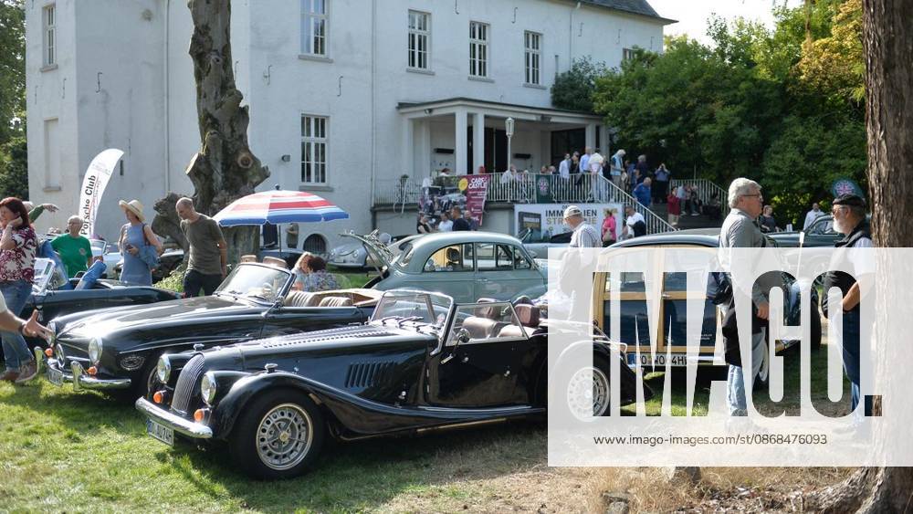 Bürger genießen am Samstag, den 03.10.2026, das Old- und Youngtimer-Treffen auf Schloss Lauersfort in Mores. Deutschland NRW Moers