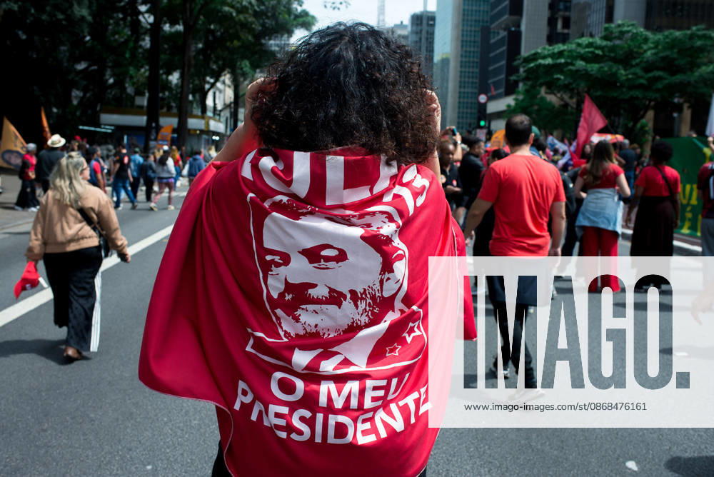SaO PAULO, SP - 03.10.2026: CAMINHADA REuNE LULA E HADDAD EM SP - President and candidate for re-election Luiz Inacio Lula da Silva participates this Saturday (3), with Fernando Haddad, Simone Tebet and Marina Silva in a campaign walk on Avenida Paulista, in Sao Paulo. In the photo, supporters of President Lula with posters. x3024144x VincentxBosson