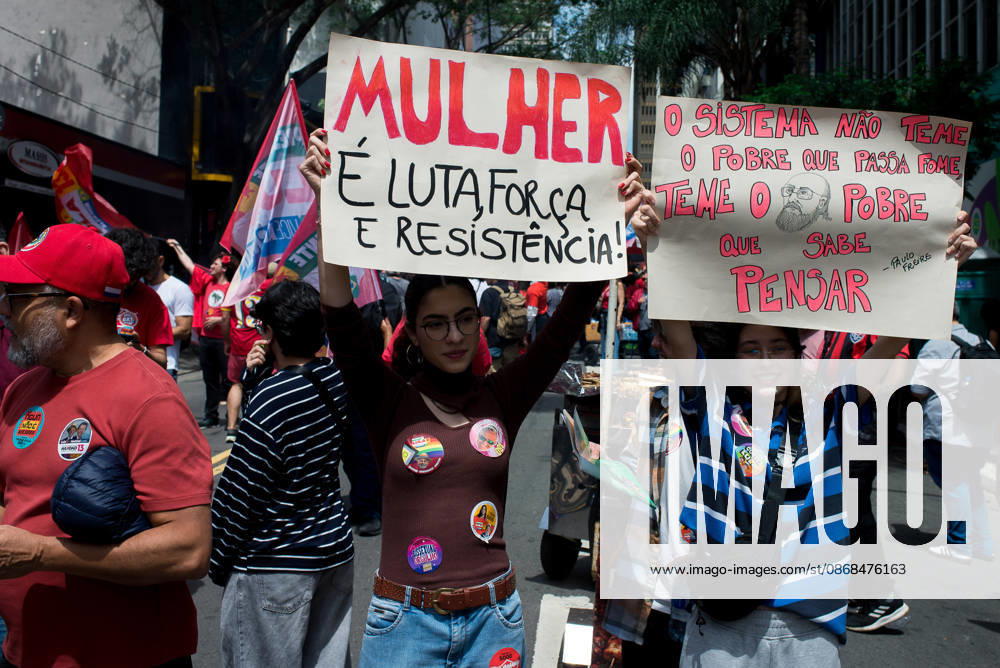 SaO PAULO, SP - 03.10.2026: CAMINHADA REuNE LULA E HADDAD EM SP - President and candidate for re-election Luiz Inacio Lula da Silva participates this Saturday (3), with Fernando Haddad, Simone Tebet and Marina Silva in a campaign walk on Avenida Paulista, in Sao Paulo. In the photo, supporters of President Lula with posters. x3024145x VincentxBosson