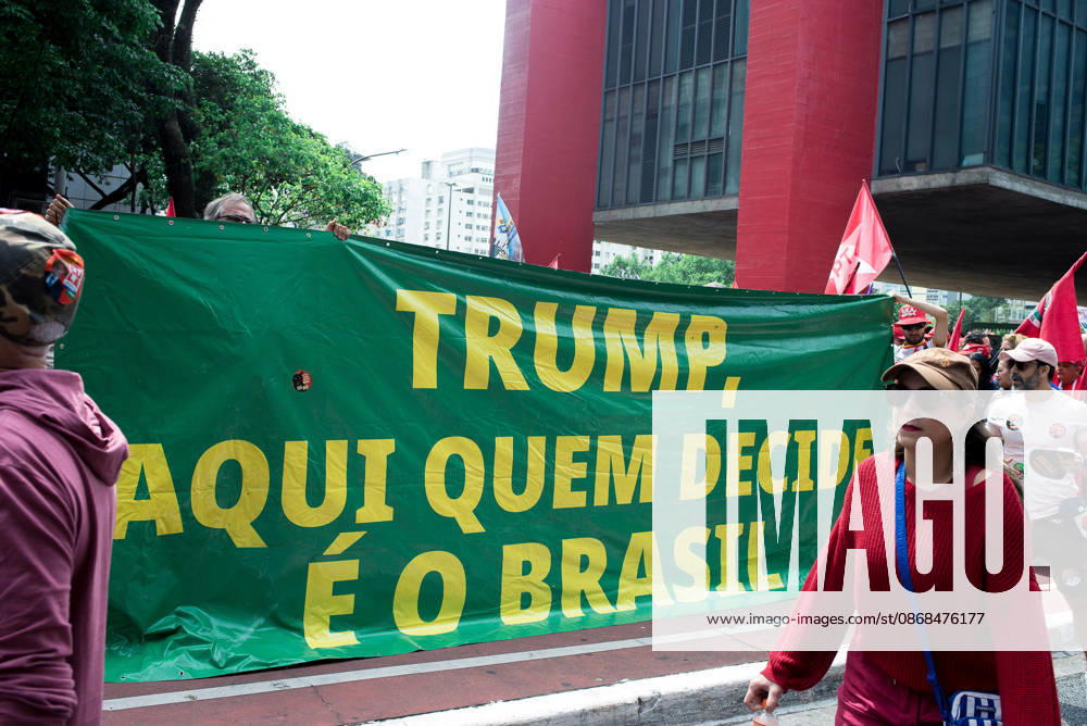 SaO PAULO, SP - 03.10.2026: CAMINHADA REuNE LULA E HADDAD EM SP - President and candidate for re-election Luiz Inacio Lula da Silva participates this Saturday (3), with Fernando Haddad, Simone Tebet and Marina Silva in a campaign walk on Avenida Paulista, in Sao Paulo. In the photo, supporters of President Lula with posters. x3024153x VincentxBosson