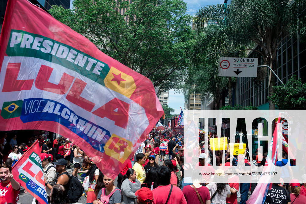 SaO PAULO, SP - 03.10.2026: CAMINHADA REuNE LULA E HADDAD EM SP - President and candidate for re-election Luiz Inacio Lula da Silva participates this Saturday (3), with Fernando Haddad, Simone Tebet and Marina Silva in a campaign walk on Avenida Paulista, in Sao Paulo. In the photo, supporters of President Lula with posters. x3024163x VincentxBosson