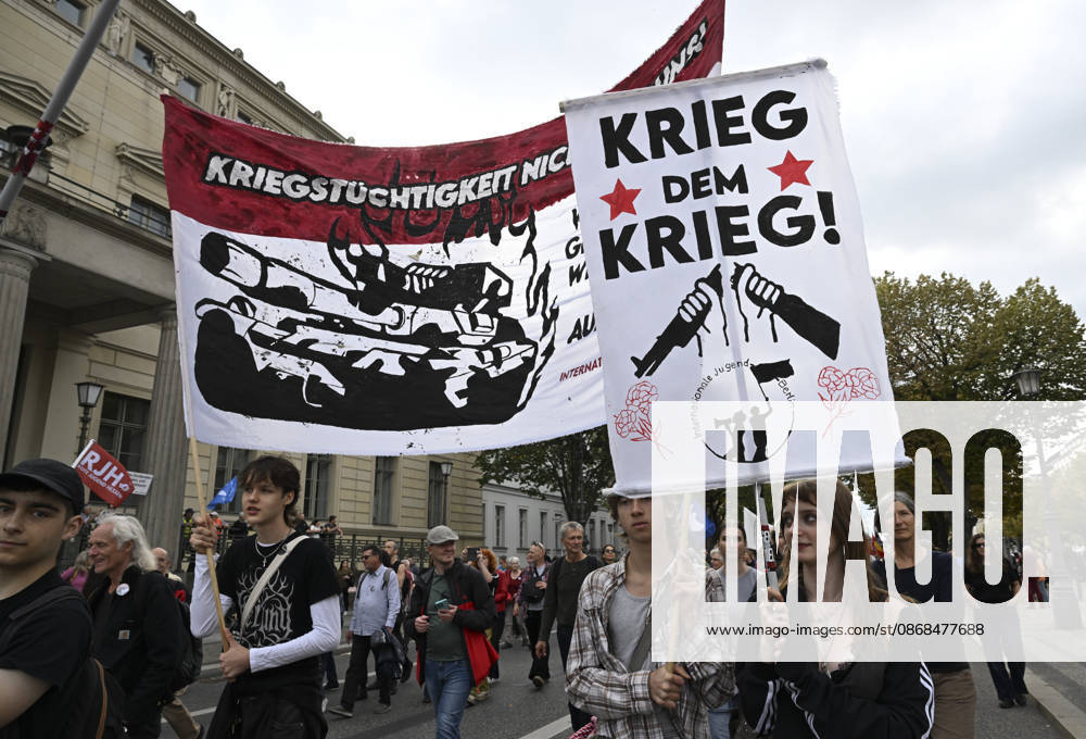 Thousands protest rearmament and conscription in Berlin BERLIN, GERMANY - OCTOBER 3: Thousands of people gather at the historic Brandenburg Gate to protest against rearmament, war and compulsory military service in Berlin, Germany, on October 3, 2026. The demonstrators, responding to a call by an initiative made up of various groups and political parties, later march through the city center. Halil Sagirkaya Anadolu Berlin Germany. Editorial use only. Please get in touch for any other usage.