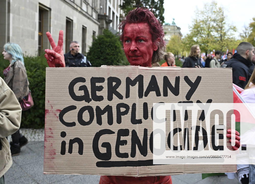 Thousands protest rearmament and conscription in Berlin BERLIN, GERMANY - OCTOBER 3: Thousands of people gather at the historic Brandenburg Gate to protest against rearmament, war and compulsory military service in Berlin, Germany, on October 3, 2026. The demonstrators, responding to a call by an initiative made up of various groups and political parties, later march through the city center. Halil Sagirkaya Anadolu Berlin Germany. Editorial use only. Please get in touch for any other usage.