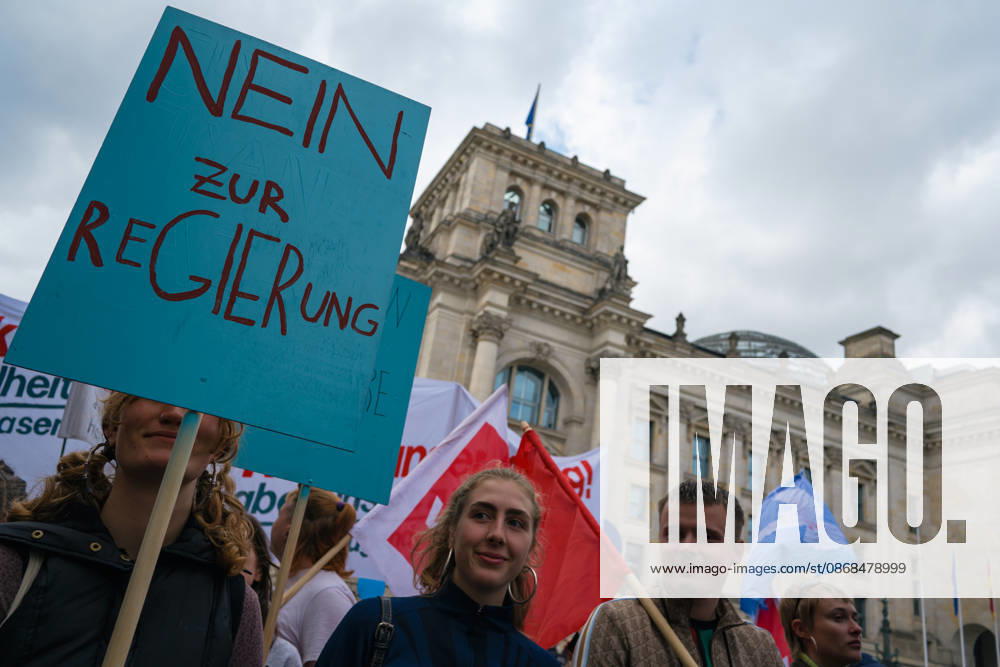 Thousands of people of all ages, including many school-age teenagers, marched through Berlinâ€⠢s Mitte district to protest mandatory military service, cuts to social services and increased spending on the arms industry. Berlin Germany - ZUMAk201 20261003_zip_k201_006