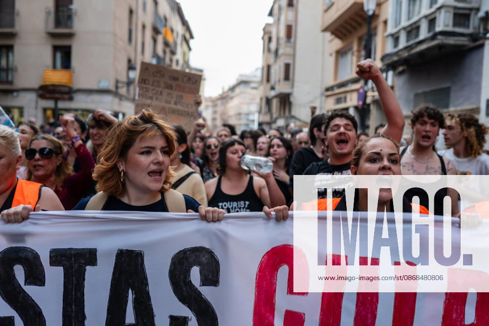 People take part in a demonstration in Zaragoza, Spain, on October 3, 2026, calling for access to affordable housing and defending the right to decent housing. The march, organized by the Zaragoza Tenants Union, began at Santo Domingo Square and moved through the city center before ending at Pilar Square. Demonstrators carried banners and placards and chanted slogans about housing affordability, rents and evictions Zaragoza Spain