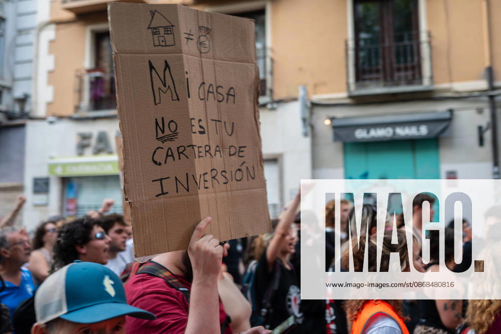People take part in a demonstration in Zaragoza, Spain, on October 3, 2026, calling for access to affordable housing and defending the right to decent housing. The march, organized by the Zaragoza Tenants Union, began at Santo Domingo Square and moved through the city center before ending at Pilar Square. Demonstrators carried banners and placards and chanted slogans about housing affordability, rents and evictions Zaragoza Spain