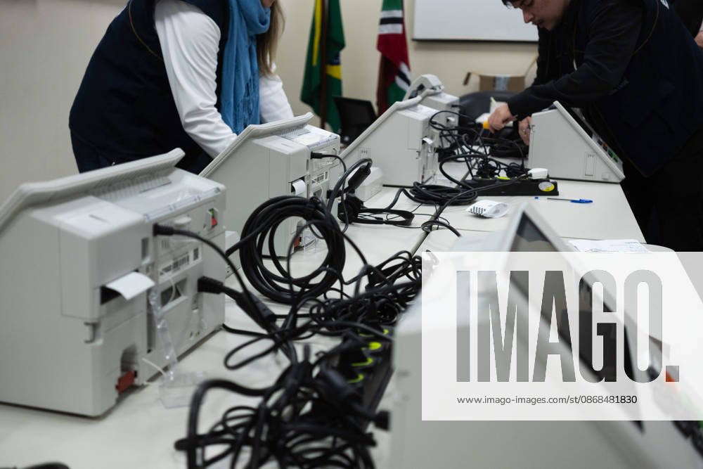 CRICIuMA, SC - 03.10.2026: PREPARATION OF ELECTRONIC VOTING MACHINES - Electronic ballot boxes being prepared this Saturday (03), the day before the elections, in the 10th Electoral Zone of the municipality in Criciuma SC. x3024251x Josà xDemathÃ
