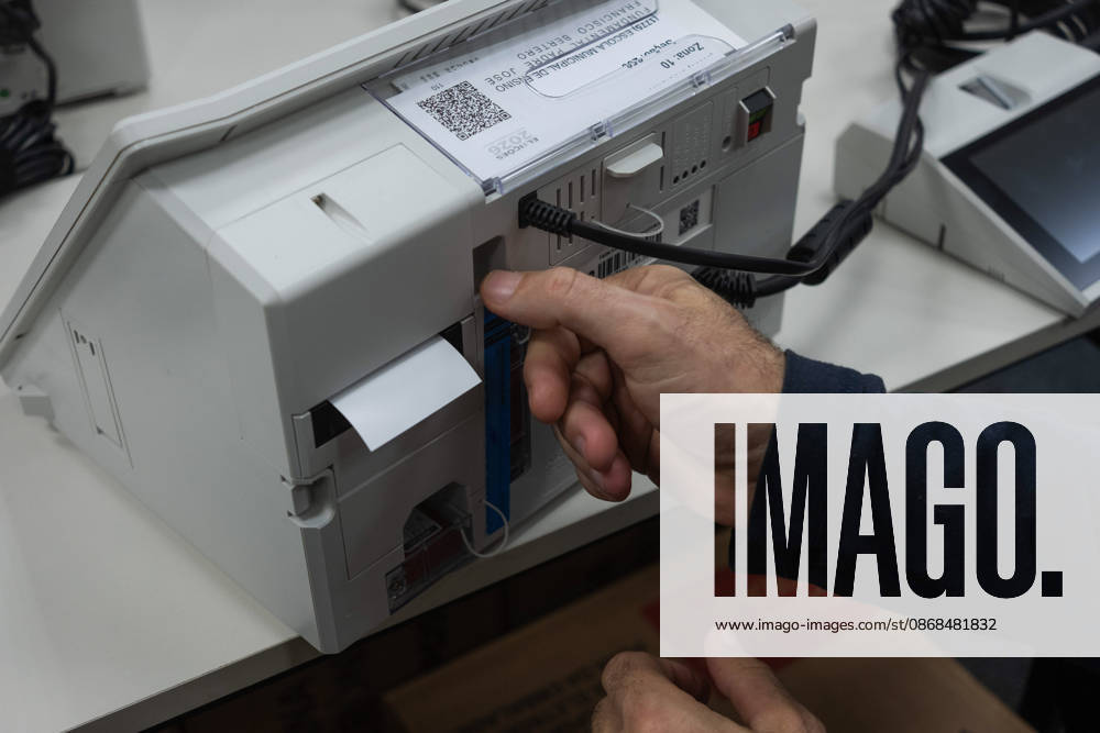 CRICIuMA, SC - 03.10.2026: PREPARATION OF ELECTRONIC VOTING MACHINES - Electronic ballot boxes being prepared this Saturday (03), the day before the elections, in the 10th Electoral Zone of the municipality in Criciuma SC. In the photo, an electronic ballot box being sealed due to a parallel voting draw. x3024253x Josà xDemathÃ