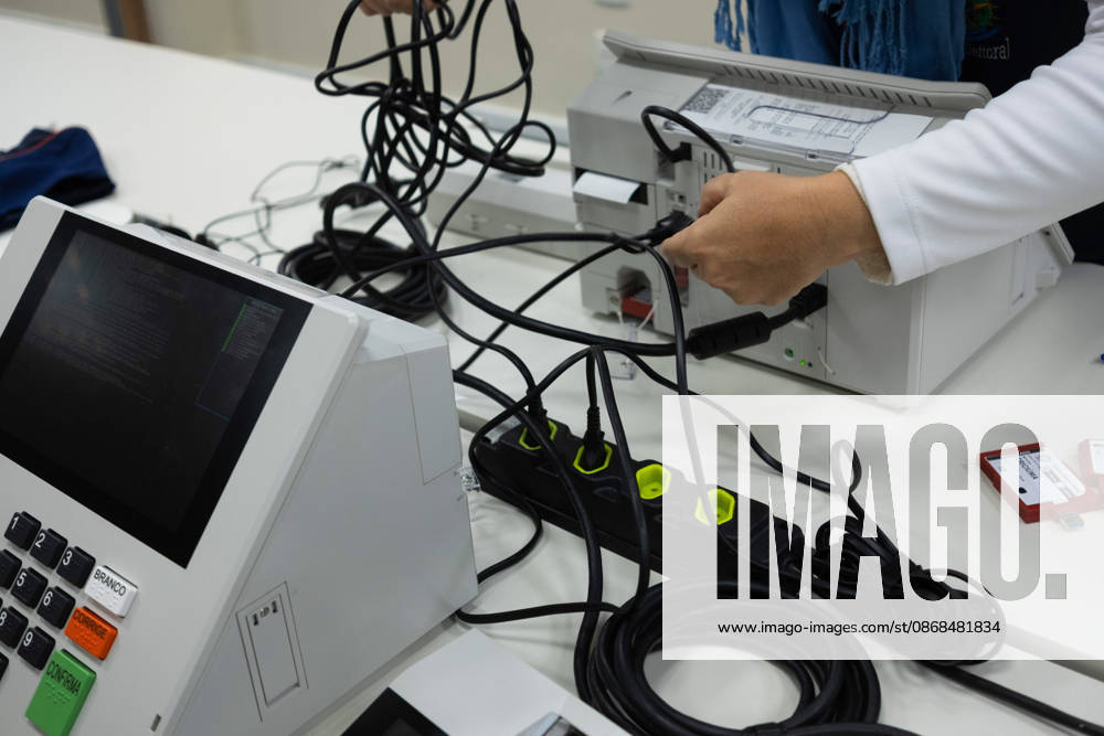 CRICIuMA, SC - 03.10.2026: PREPARATION OF ELECTRONIC VOTING MACHINES - Electronic ballot boxes being prepared this Saturday (03), the day before the elections, in the 10th Electoral Zone of the municipality in Criciuma SC. x3024261x Josà xDemathÃ