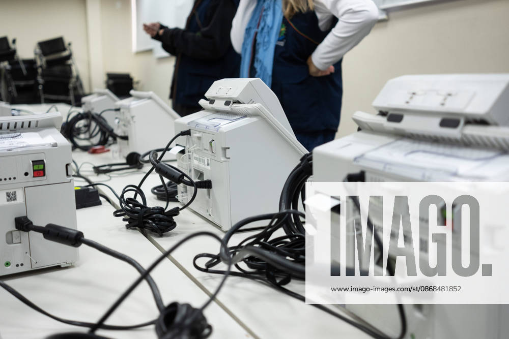 CRICIuMA, SC - 03.10.2026: PREPARATION OF ELECTRONIC VOTING MACHINES - Electronic ballot boxes being prepared this Saturday (03), the day before the elections, in the 10th Electoral Zone of the municipality in Criciuma SC. x3024256x Josà xDemathÃ