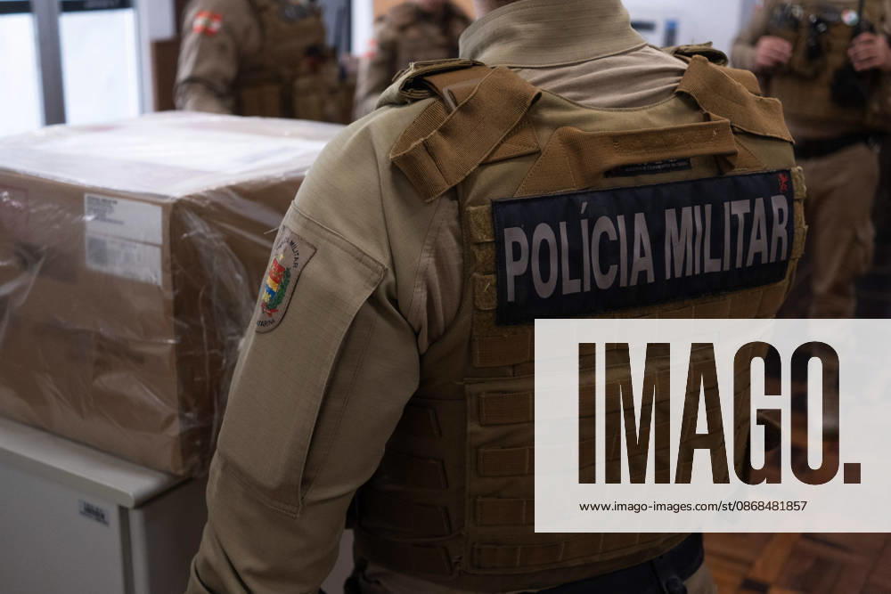 CRICIuMA, SC - 03.10.2026: PREPARATION OF ELECTRONIC VOTING MACHINES - Electronic ballot boxes being prepared this Saturday (03), the day before the elections, in the 10th Electoral Zone of the municipality in Criciuma SC. In the photo, an electronic ballot box being escorted by the Military Police due to a parallel voting draw. x3024262x JosÃ xDemathÃ