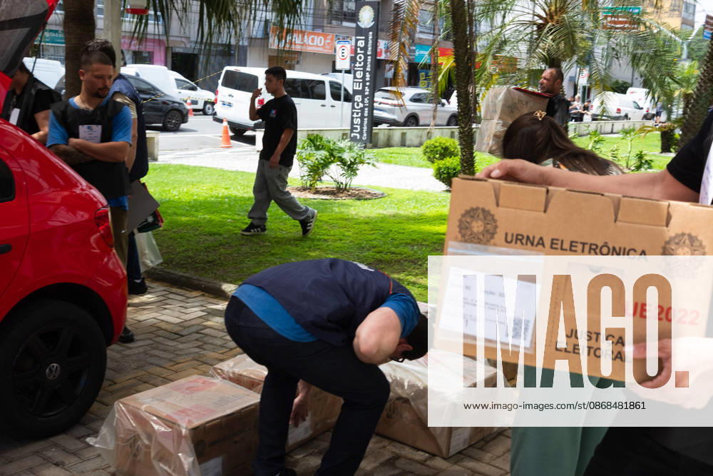 CRICIuMA, SC - 03.10.2026: PREPARATION OF ELECTRONIC VOTING MACHINES - Electronic ballot boxes being prepared this Saturday (03), the day before the elections, in the 10th Electoral Zone of the municipality in Criciuma SC. In the photo, electronic ballot boxes being transported to the polling stations. x3024268x Josà xDemathÃ