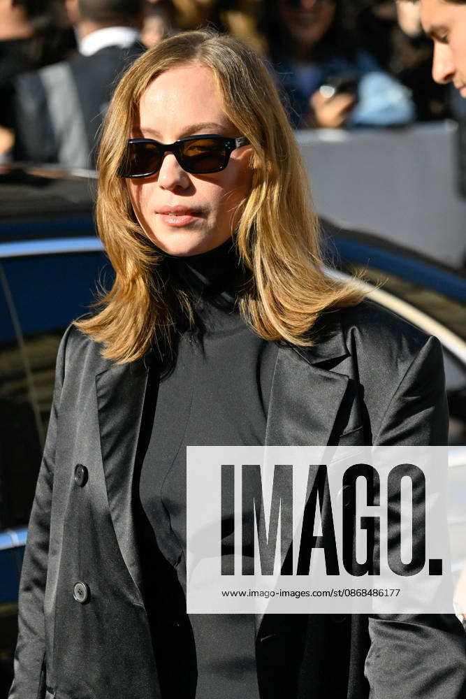 PFW Celine Outside Arrivals Hannah Einbinder arriving at the Celine show during Paris Fashion Week, in Paris, France on 3 October 2026. Photo by Julien Reynaud APS-Medias ABACAPRESS.COM Paris France