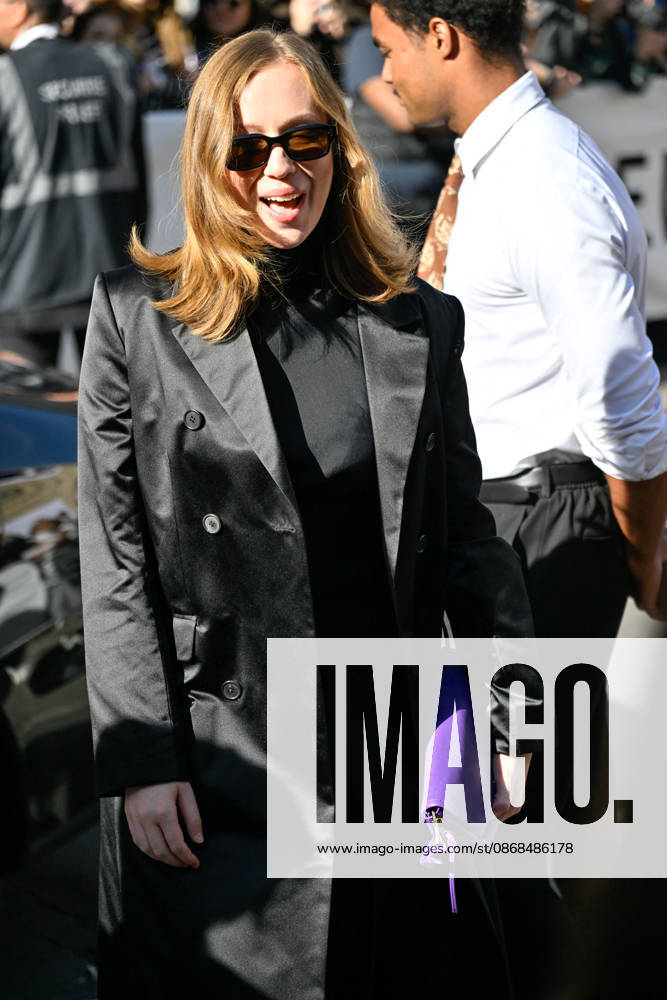 PFW Celine Outside Arrivals Hannah Einbinder arriving at the Celine show during Paris Fashion Week, in Paris, France on 3 October 2026. Photo by Julien Reynaud APS-Medias ABACAPRESS.COM Paris France