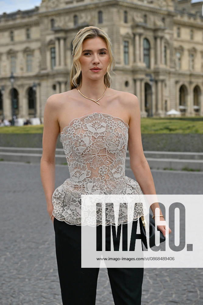 PFW Elie Saab Outside Arrivals Zita d Hauteville arriving at the Elie Saab show during Paris Fashion Week, in Paris, France on 3 October 2026. Photo by Julien Reynaud APS-Medias ABACAPRESS.COM Paris France