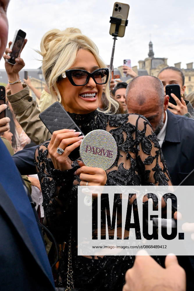 PFW Elie Saab Outside Arrivals Paris Hilton arriving at the Elie Saab show during Paris Fashion Week, in Paris, France on 3 October 2026. Photo by Julien Reynaud APS-Medias ABACAPRESS.COM Paris France