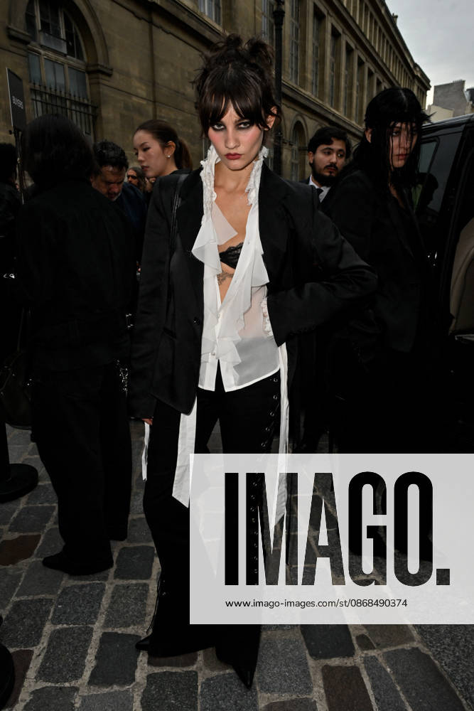 PFW Ann Demeulemeester Outside Arrivals Bec Lauder arriving at the Ann Demeulemeester show during Paris Fashion Week, in Paris, France on 3 October 2026. Photo by Julien Reynaud APS-Medias ABACAPRESS.COM Paris France