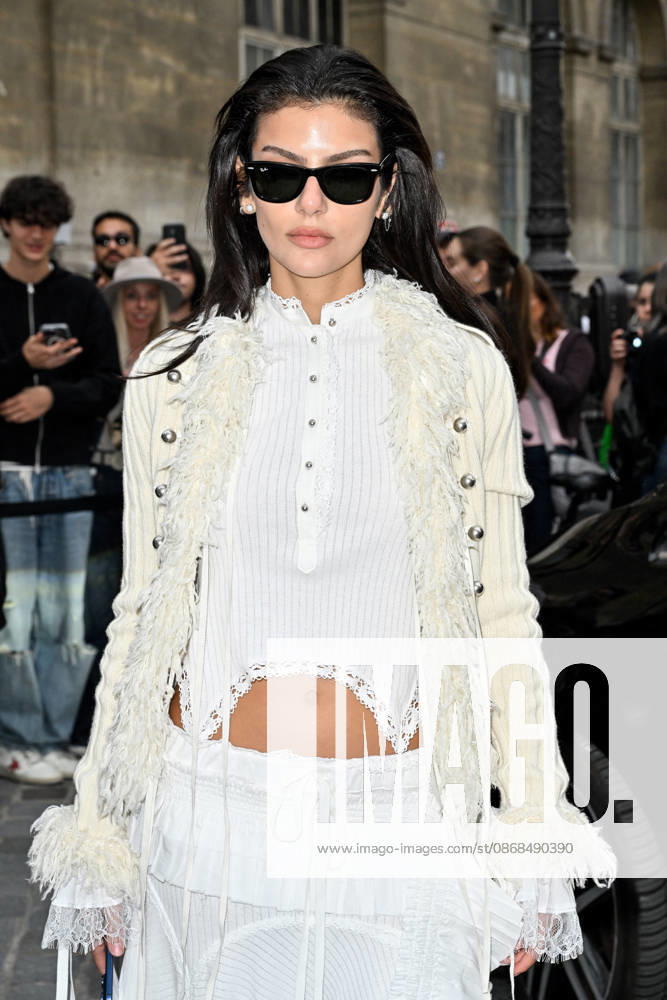 PFW Ann Demeulemeester Outside Arrivals Guest arriving at the Ann Demeulemeester show during Paris Fashion Week, in Paris, France on 3 October 2026. Photo by Julien Reynaud APS-Medias ABACAPRESS.COM Paris France