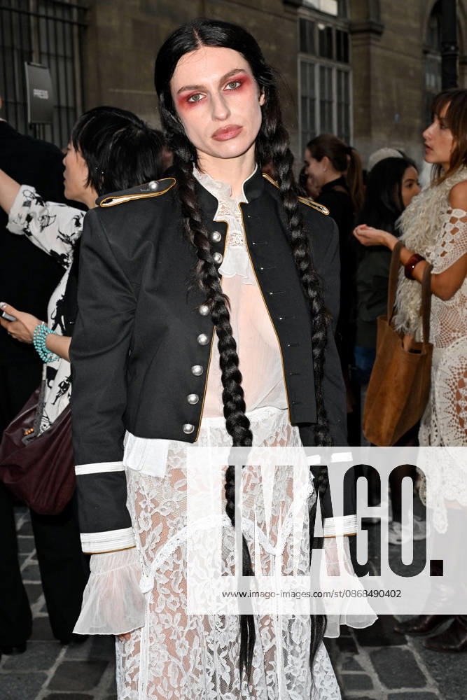 PFW Ann Demeulemeester Outside Arrivals Guest arriving at the Ann Demeulemeester show during Paris Fashion Week, in Paris, France on 3 October 2026. Photo by Julien Reynaud APS-Medias ABACAPRESS.COM Paris France