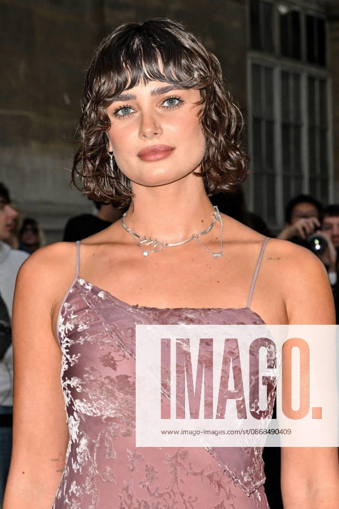 PFW Ann Demeulemeester Outside Arrivals Taylor Hill arriving at the Ann Demeulemeester show during Paris Fashion Week, in Paris, France on 3 October 2026. Photo by Julien Reynaud APS-Medias ABACAPRESS.COM Paris France