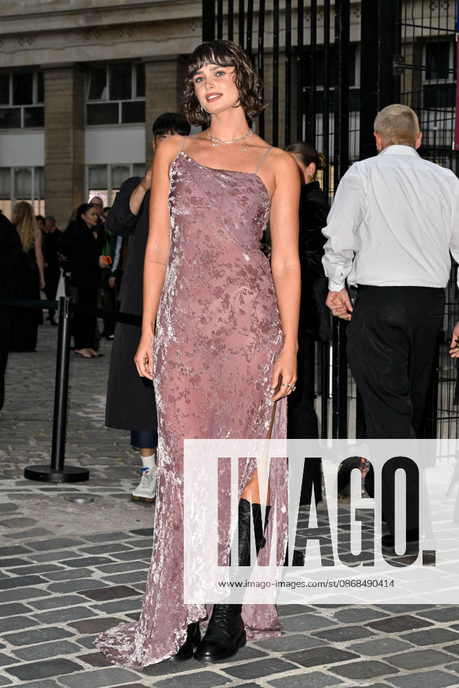 PFW Ann Demeulemeester Outside Arrivals Taylor Hill arriving at the Ann Demeulemeester show during Paris Fashion Week, in Paris, France on 3 October 2026. Photo by Julien Reynaud APS-Medias ABACAPRESS.COM Paris France
