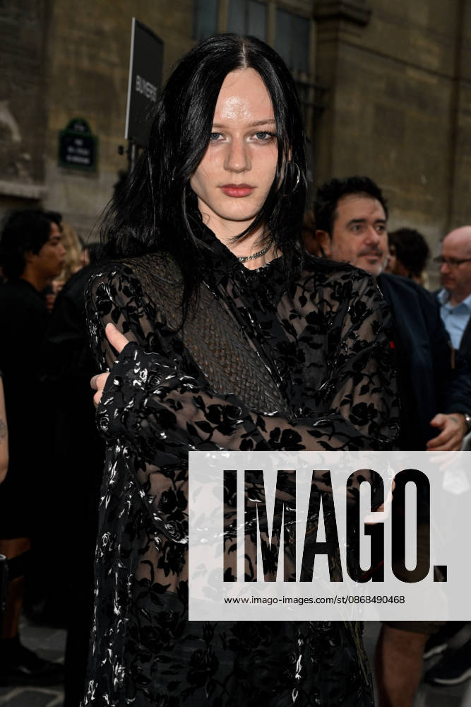 PFW Ann Demeulemeester Outside Arrivals Guest arriving at the Ann Demeulemeester show during Paris Fashion Week, in Paris, France on 3 October 2026. Photo by Julien Reynaud APS-Medias ABACAPRESS.COM Paris France