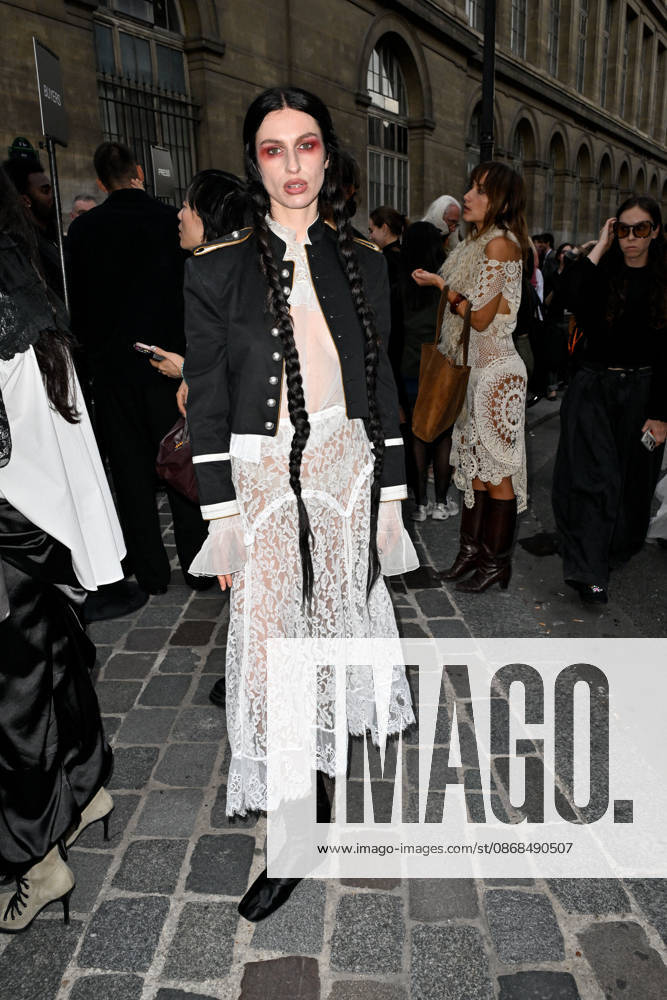 PFW Ann Demeulemeester Outside Arrivals Guest arriving at the Ann Demeulemeester show during Paris Fashion Week, in Paris, France on 3 October 2026. Photo by Julien Reynaud APS-Medias ABACAPRESS.COM Paris France