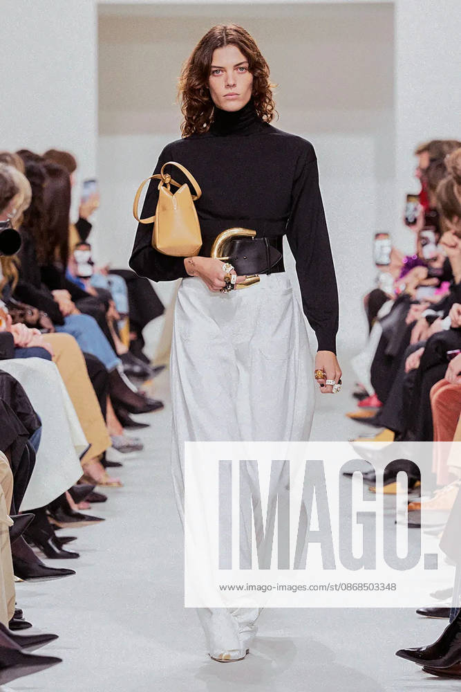 (261004) -- PARIS, Oct. 4, 2026 -- A model presents a creation from the Womenswear Spring Summer 2027 collections by Celine during the Paris Fashion Week in Paris, France, Oct. 3, 2026. (MeetEurope Handout via Xinhua) FRANCE-PARIS-FASHION WEEK-CELINE XinxHuashefa