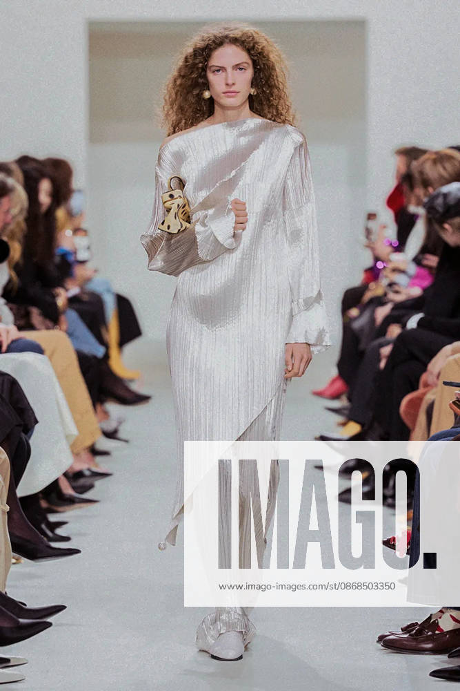 (261004) -- PARIS, Oct. 4, 2026 -- A model presents a creation from the Womenswear Spring Summer 2027 collections by Celine during the Paris Fashion Week in Paris, France, Oct. 3, 2026. (MeetEurope Handout via Xinhua) FRANCE-PARIS-FASHION WEEK-CELINE XinxHuashefa